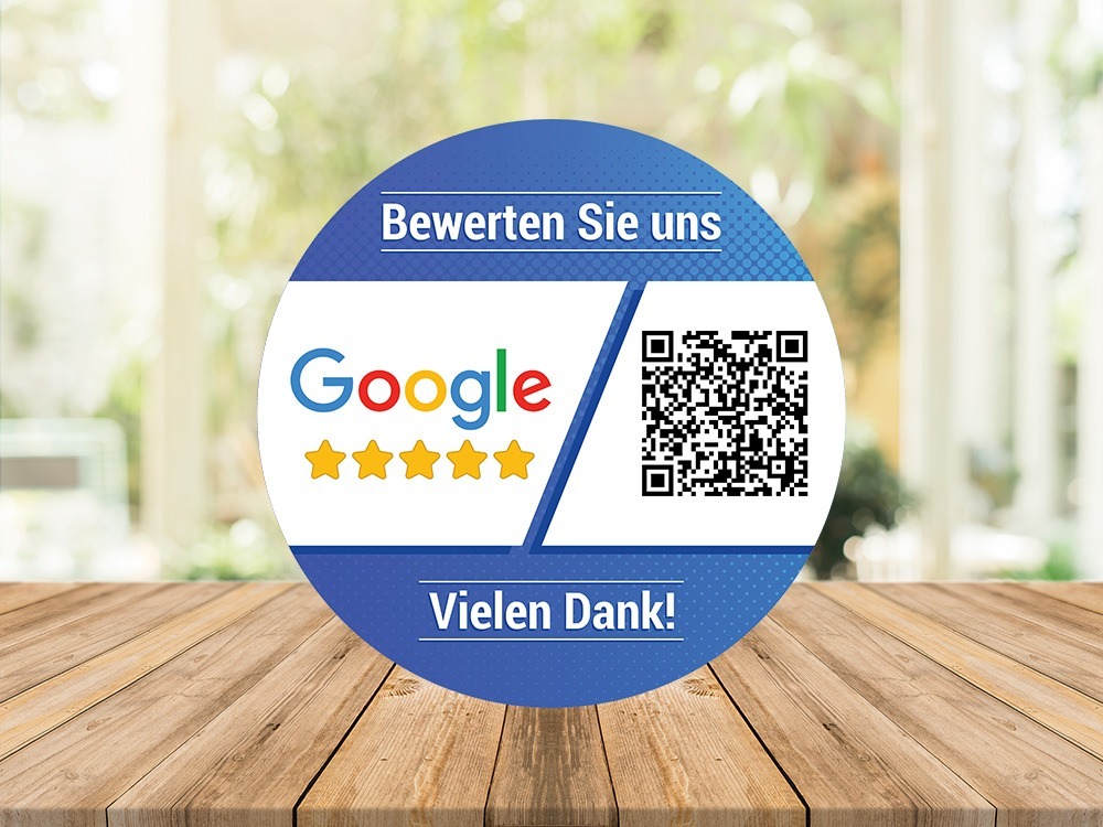 Ein Aufkleber auf weißer Folie mit der Aufforderung eine Bewertung auf dem Unternehmensprofil bei Google zu hinterlassen.